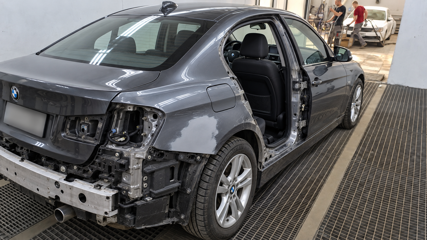 BMW в кузовном участке: разборка и подготовка к восстановлению